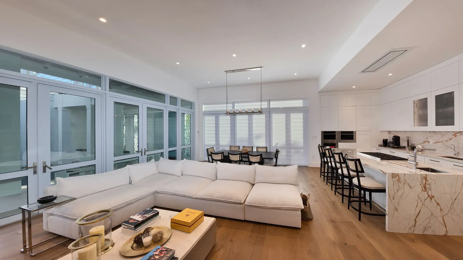 1238 Malaga — rotunda dining room with round table