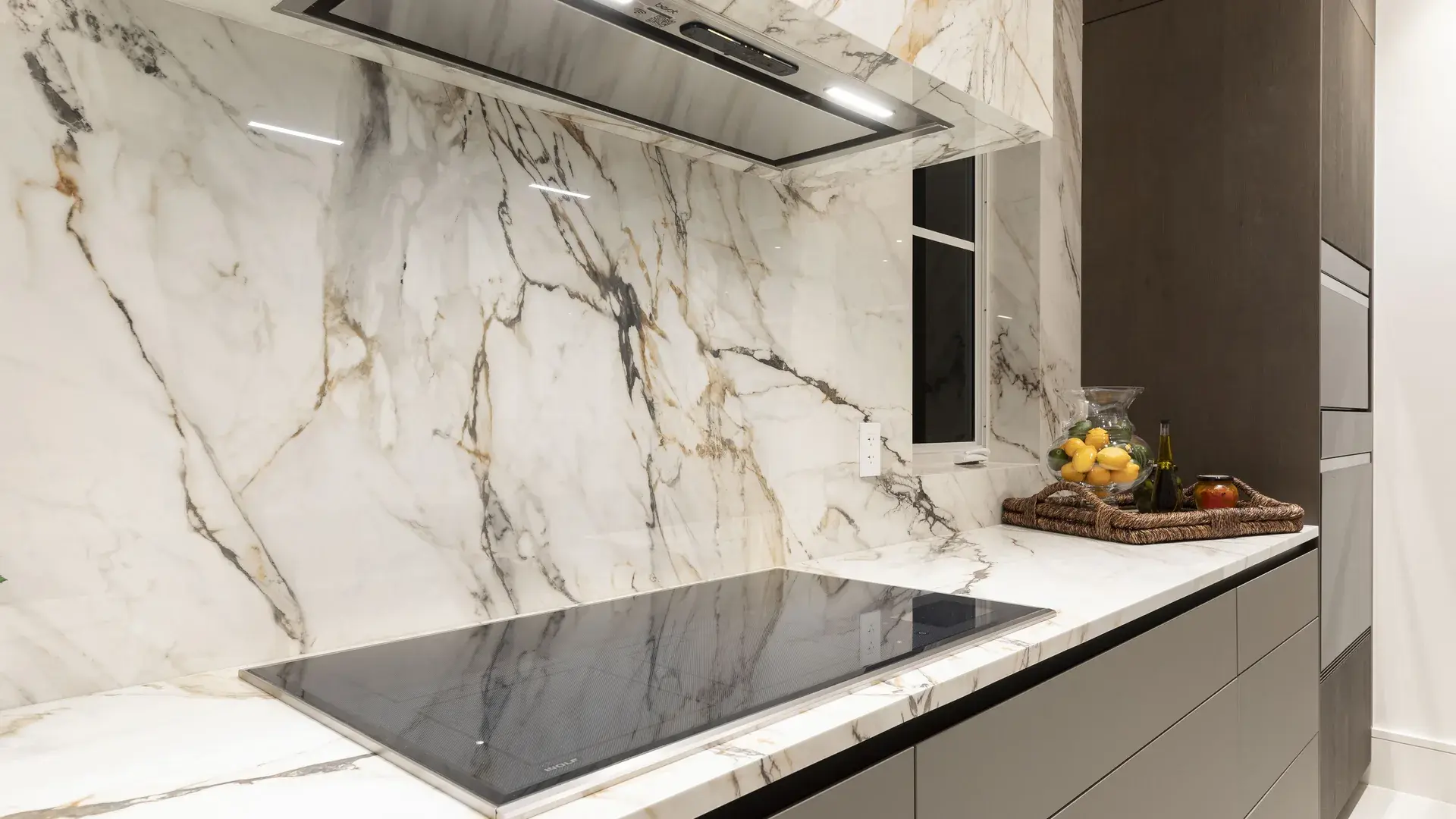 505 Zamora — kitchen with induction cooktop