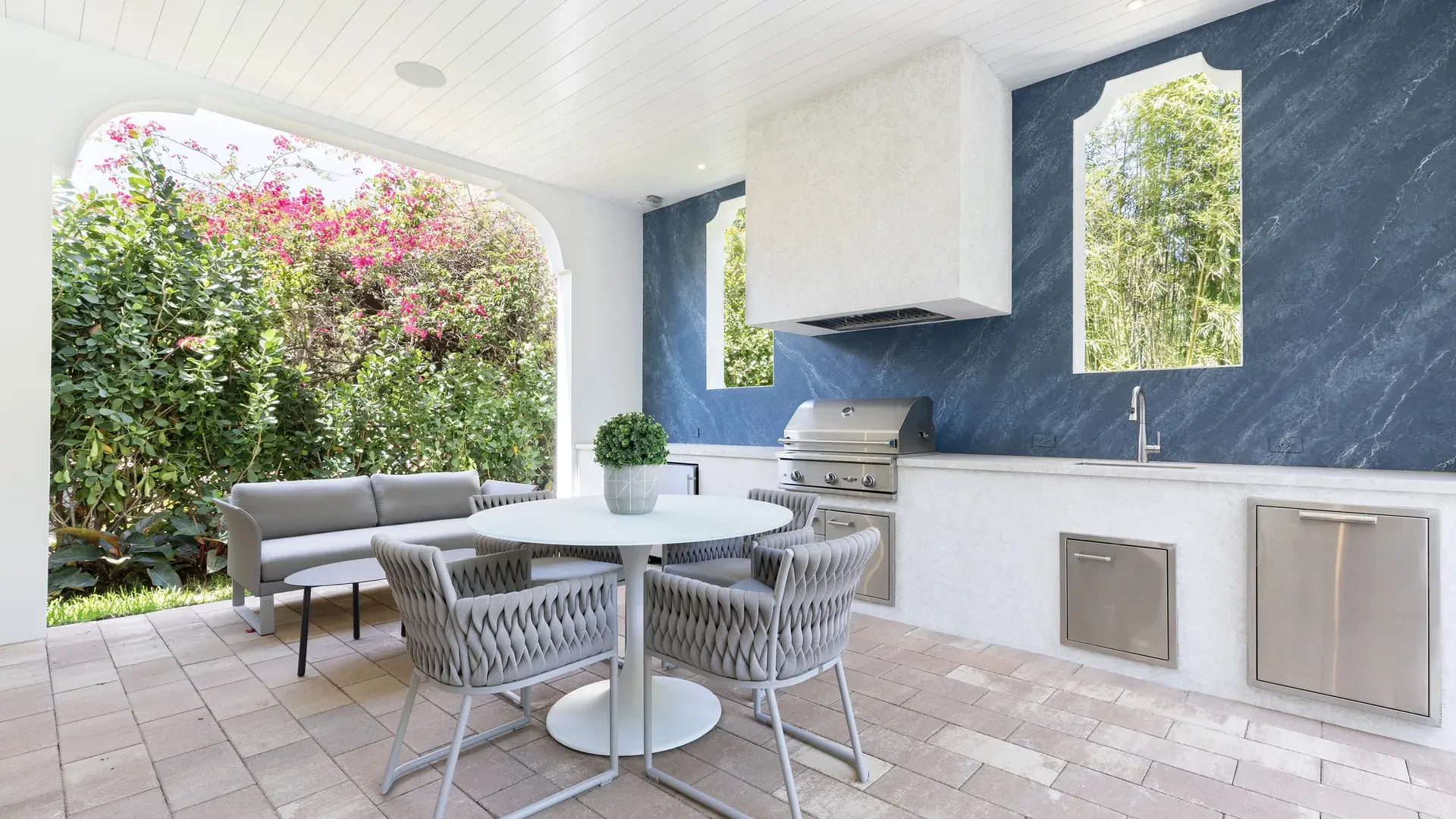 505 Zamora — living room
