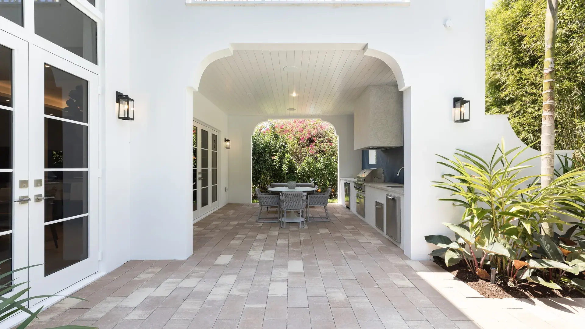 505 Zamora — outdoor kitchen and dining