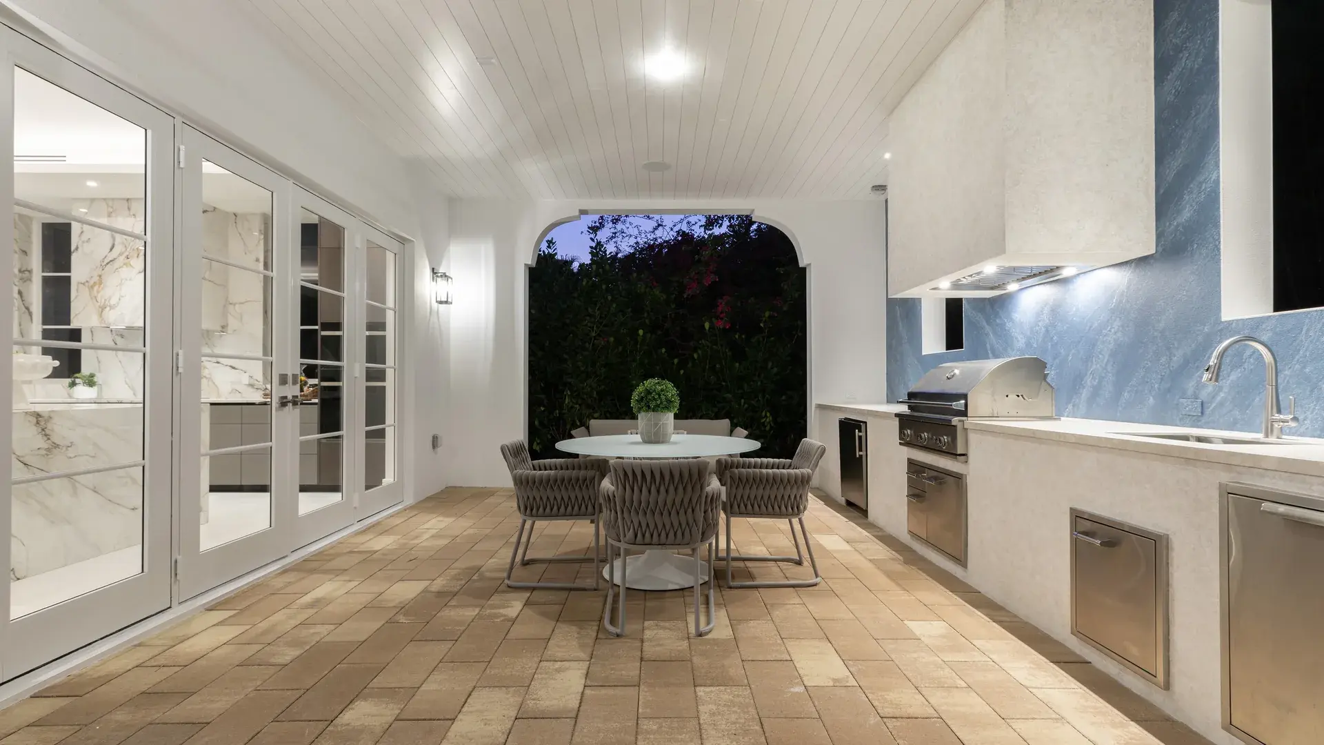 505 Zamora — outdoor kitchen at night