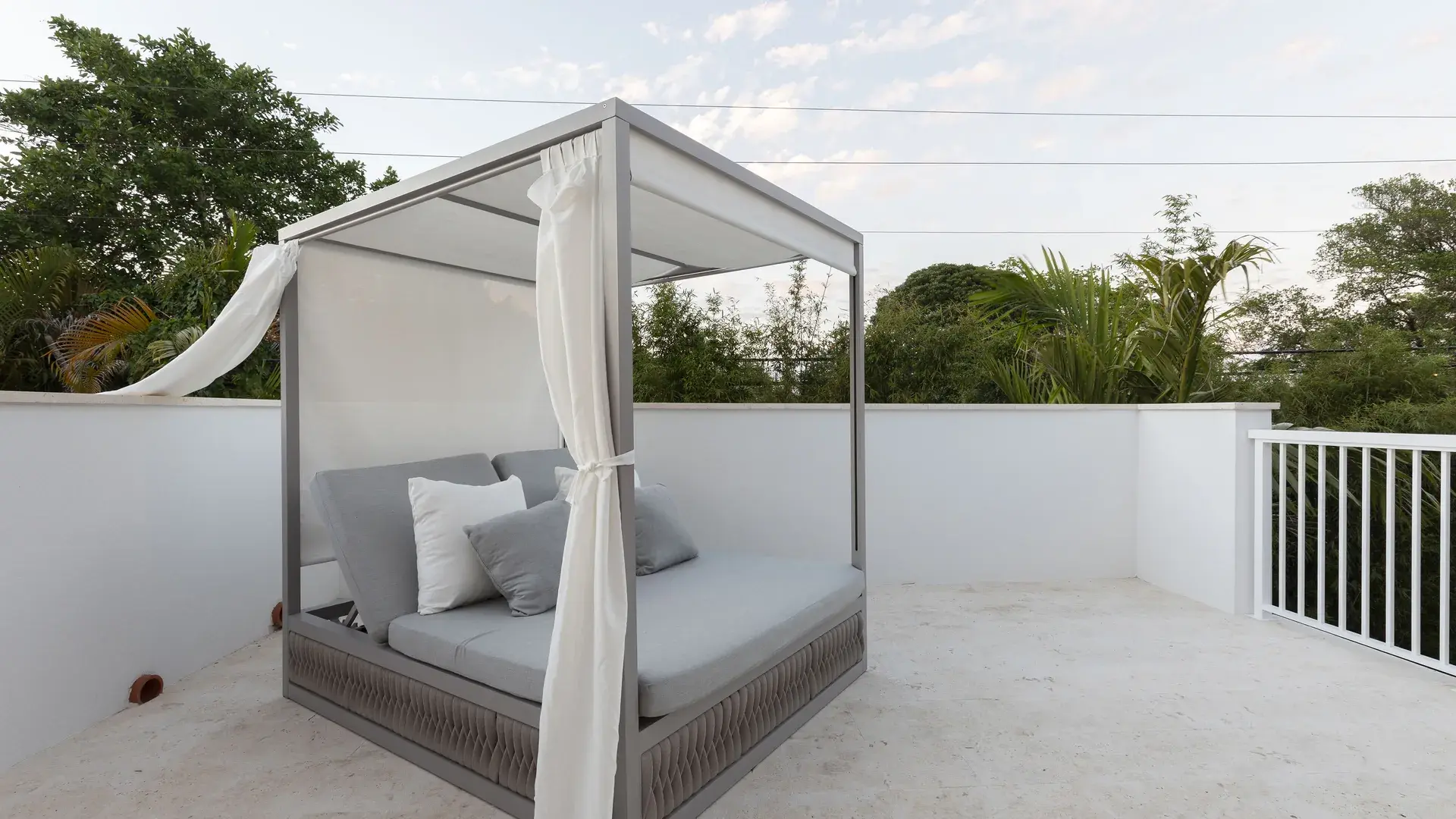 505 Zamora — rooftop terrace with daybed
